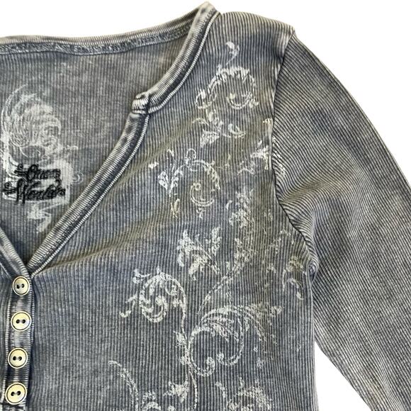 One World Sz L Vtg Y2K Grunge Rose Graphic Print Henley Top 3/4 Grey Distressed - Picture 7 of 16